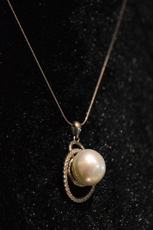 single pearl necklace meaning