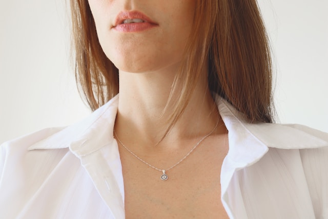 what necklace to wear with neckline